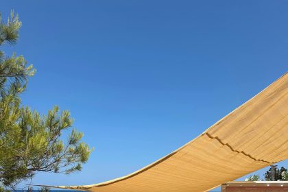 Voile d'ombrage installée dans un jardin moderne et accueillant