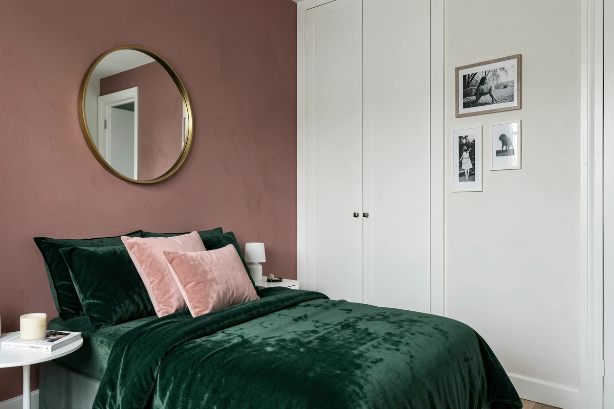 Chambre avec mur en peinture rose poudré associé à un vert forêt et des accents laiton pour une décoration élégante