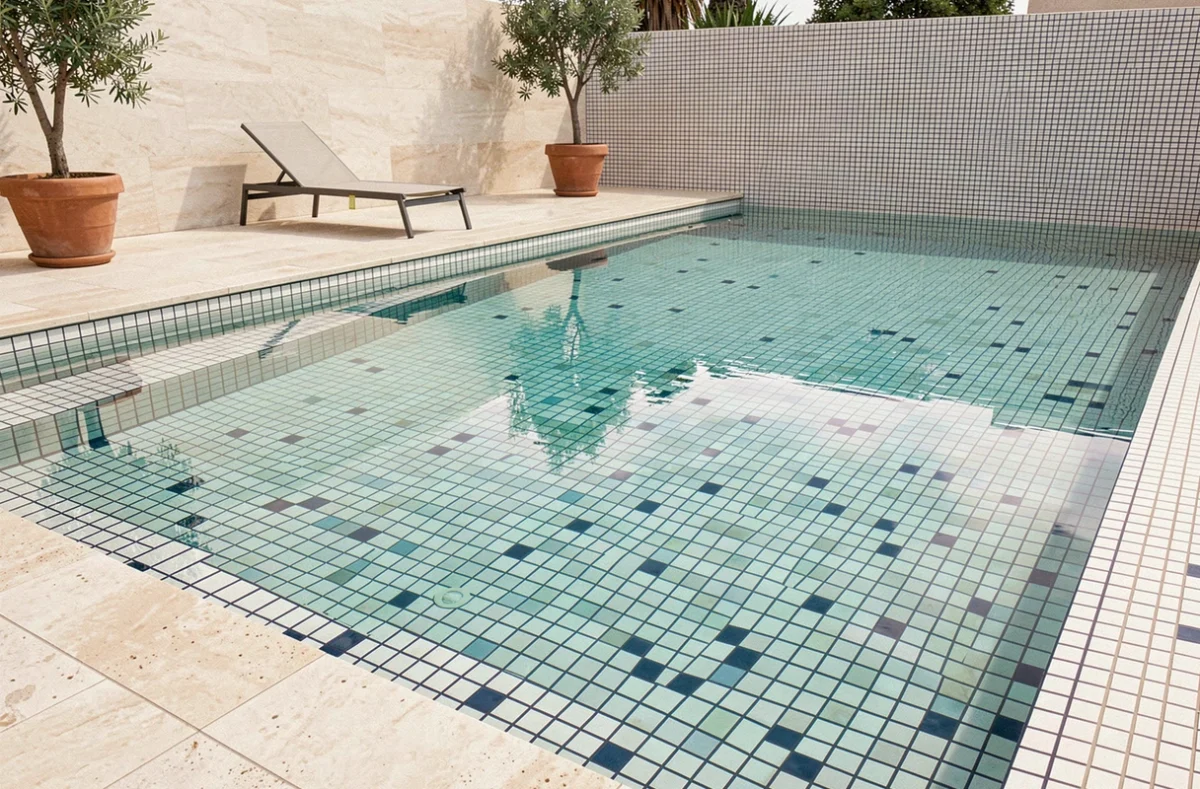 Piscine extérieure moderne avec carreaux en mosaïque bleu marine et blanc, rendu haut de gamme à petit prix