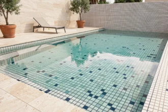 Piscine extérieure moderne avec carreaux en mosaïque bleu marine et blanc, rendu haut de gamme à petit prix
